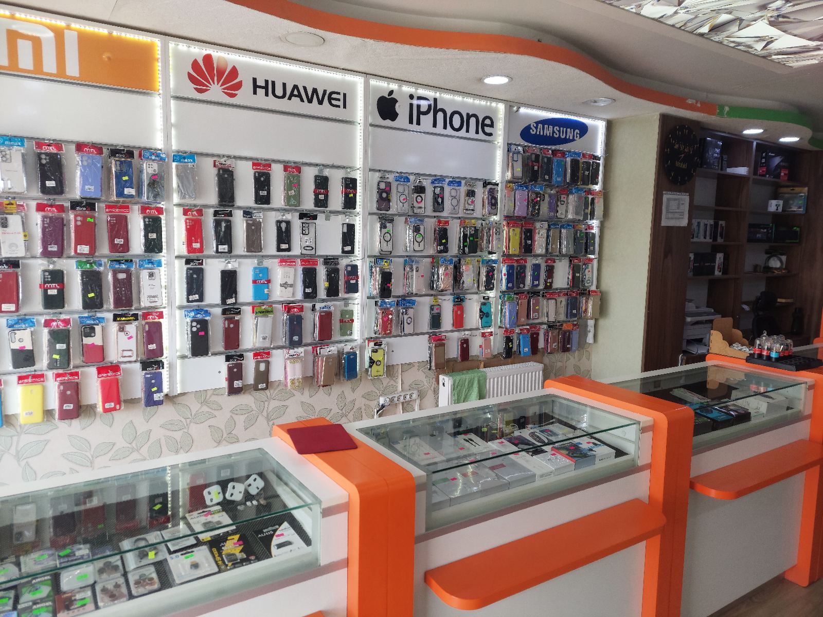 TELEFONCU – DÜZGÜN İLETİŞİM dükkânının vitrini ve aksesuar rafları